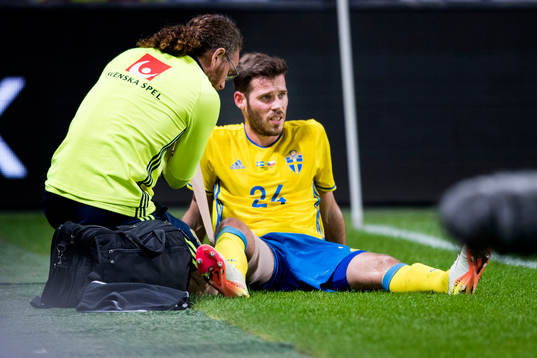Sveriges Emil Salomonsson får vård på sidlinjen