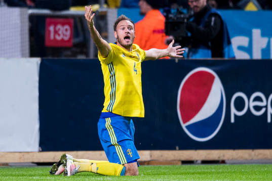 Sveriges Andreas Granqvist gestikulerar