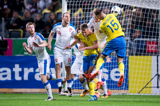 Sveriges Alexander Milosevic nickar framför Pontus