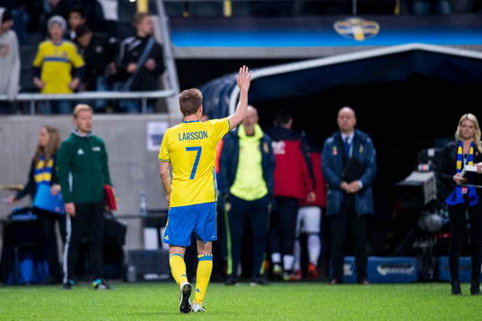 Sveriges Sebastian Larsson tackar publiken