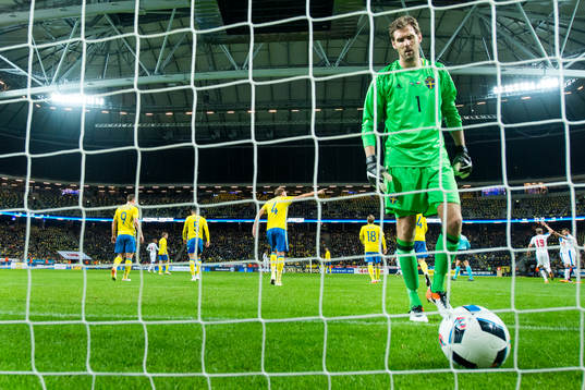 Sveriges målvakt Andreas Isaksson deppar