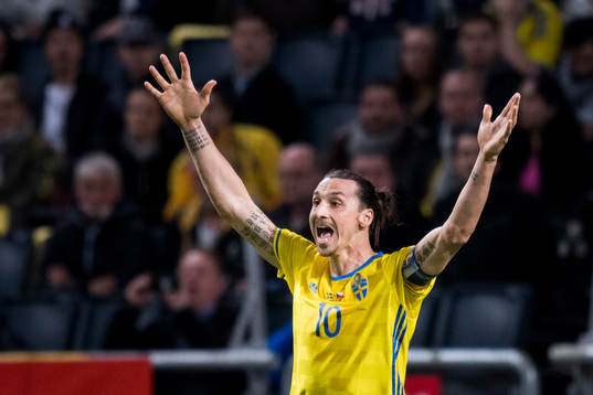 Sveriges Zlatan Ibrahimovic gestikulerar