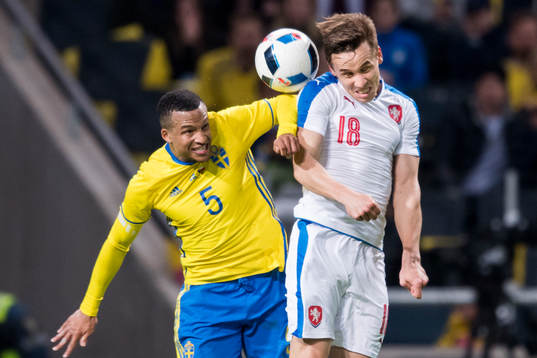 Sveriges Martin Olsson i kamp om bollen med Tjeckiens Josef