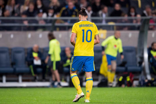Sveriges Zlatan Ibrahimovic lämnar planen