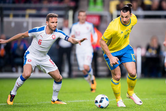 Sveriges Zlatan Ibrahimovic jagas av Tjeckiens Tomas Sivok