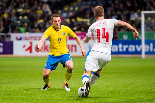 Sveriges Kim Källström bevakar Tjeckiens Daniel Kolar