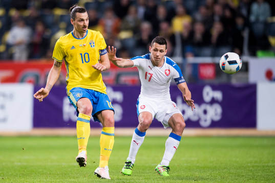 Sveriges Zlatan Ibrahimovic och Tjeckiens Marek Suchy