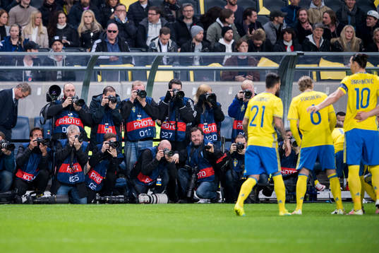 Fotografer förbereder sig för att ta en lagbild på