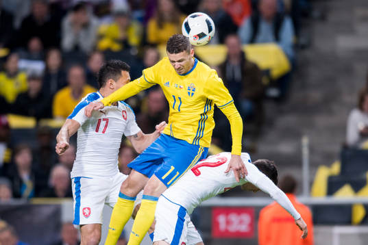 Sveriges Marcus Berg nickar över Tjeckiens Marek Suchy och