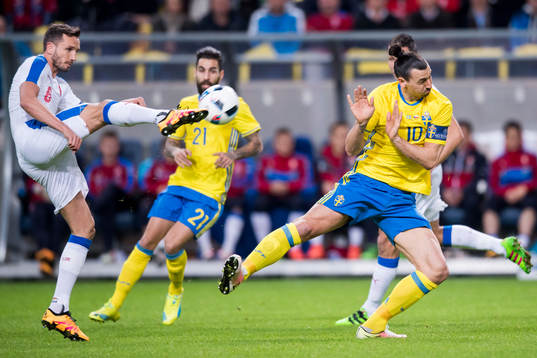 Sveriges Zlatan Ibrahimovic sätter upp händerna mot