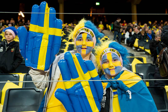Två unga ansiktsmålade supportrar