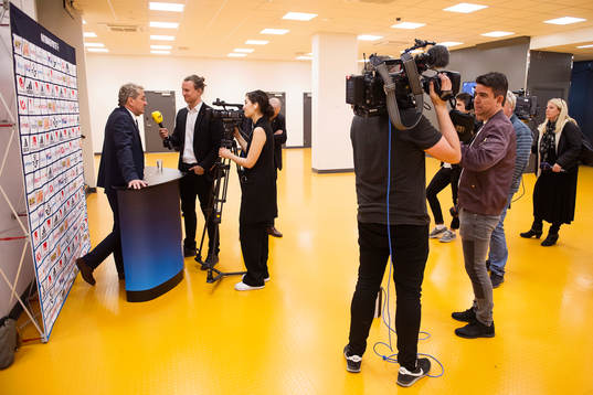 Förbundskapten Erik Hamrén blir intervjuad av media