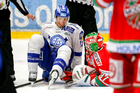 Leksands Jon Knuts och Modos målvakt Adam Reideborn
