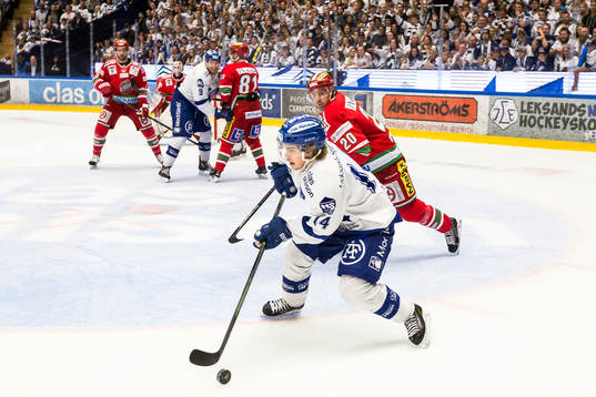 Leksands Oskar Lang med pucken jagas av Modos Joel