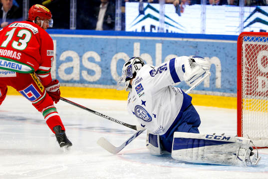 Modos Bill Thomas kommer fri mot Leksands målvakt Henrik