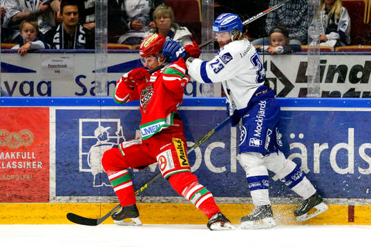 Leksands Viktor Amnér tar hand om en Modo spelare