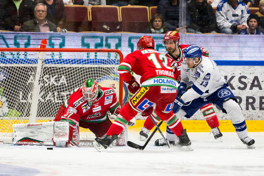chans för Leksands Jon Knuts framför Modos målvakt Adam