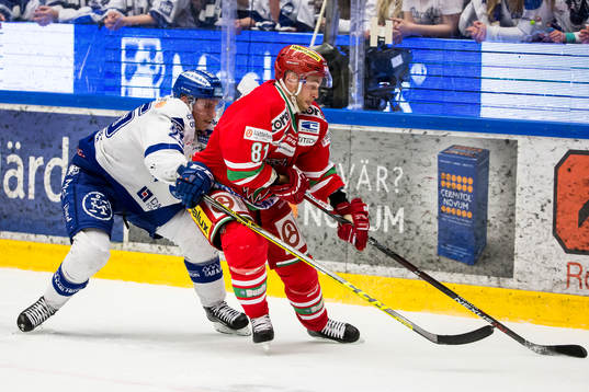 Leksands Matias Lassen jagar Modos Ilari Filppula i
