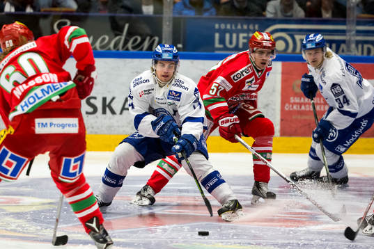 Leksands Oskar Lang jagas av Modos Emil Djuse Leksands Isac