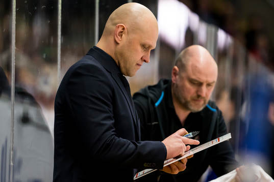 Modos tränare Andreas Johansson  i ishockeymatchen i