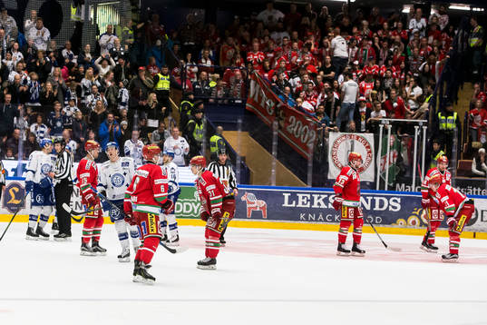 Modos spelarna deppar i ishockeymatchen i kvalet  till SHL