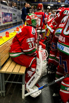Modos målvakt Adam Reideborn i båset i ishockeymatchen i