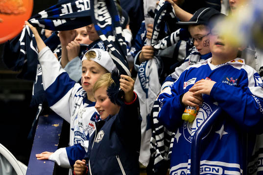 Unga Leksands fansen jublar i ishockeymatchen i kvalet