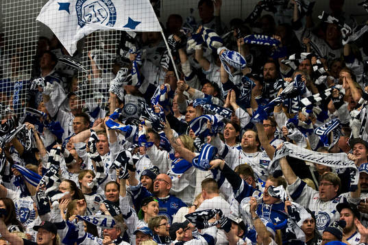 Leksands fansen jublar i ishockeymatchen i kvalet  till SHL