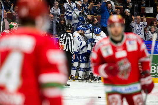 Leksands spelarna jublar i ishockeymatchen i kvalet  till