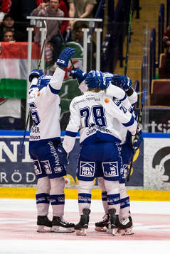 Leksands spelarna jublar i ishockeymatchen i kvalet  till