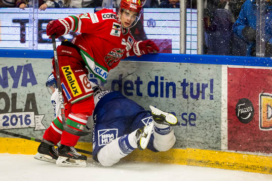 Leksands Jonas Frögren tacklas av Modos Gustav Possler   i