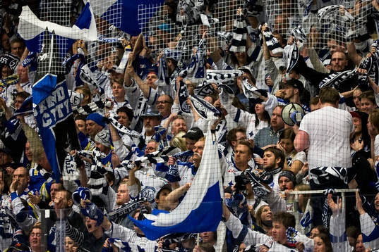 Leksands fansen jublar i ishockeymatchen i kvalet  till SHL