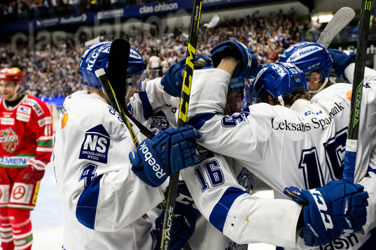 Leksands spelarna jublar i ishockeymatchen i kvalet  till