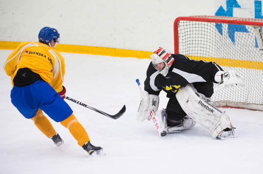 Jonas Gunnarsson (Malmö Redhawks) gör en räddning vid en
