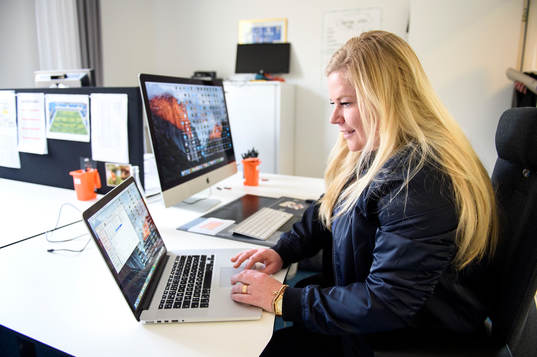 IFK Göteborgs analytiker Linda Breding blir intervjuad