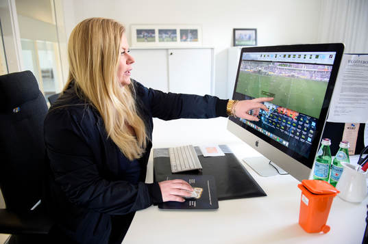 IFK Göteborgs analytiker Linda Breding blir intervjuad