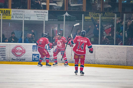 Västervik jublar när Västerviks Joacim Hedblad gör 1-0