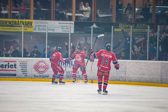 Västervik spelare jublar när Västerviks Joacim Hedblad