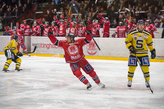 Västerviks Viktor Lindell jublar