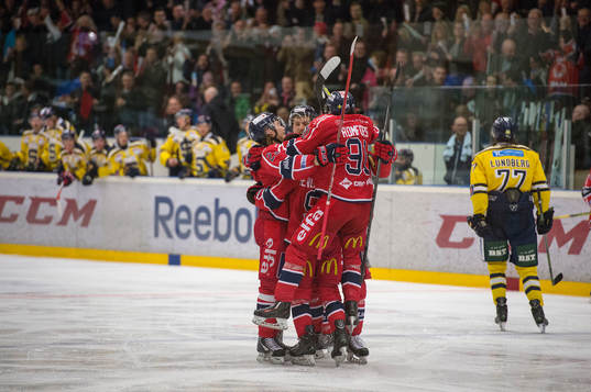 Västerviks spelare jublar