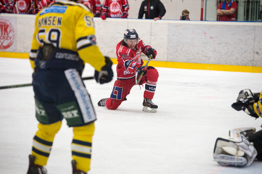 Västerviks Victor Romfors med ett skott som ger Västervik