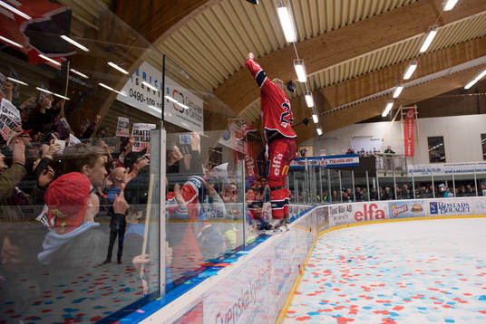 Västerviks Simon Mitman firar