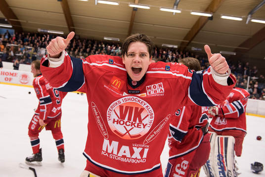 Västerviks målvakt Linus Lundin jublar