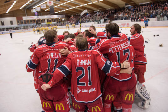Västerviks spelare jublar