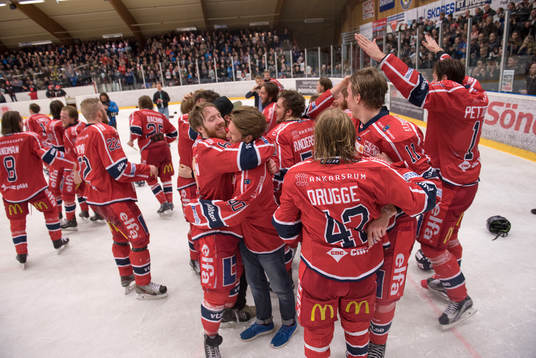 Västerviks spelare jublar