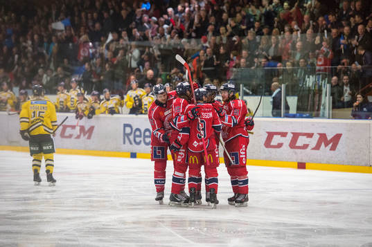Västerviks spelare jublar