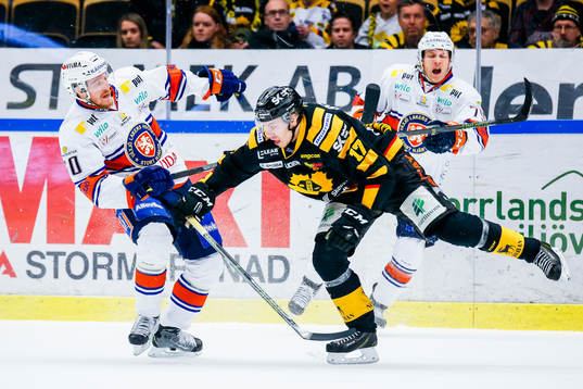 Skellefteås Pär Lindholm i en kamp med Växjös Erik