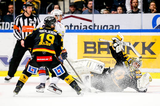 Skellefteås målvakt Markus Svensson och Andrew Calof