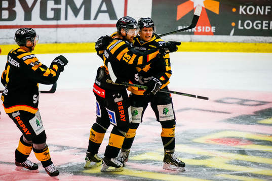 Skellefteås Mattias Ritola och Patrik Zackrisson jublar