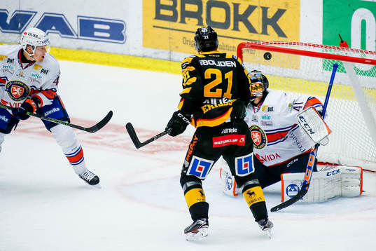 Skellefteås Jimmie Ericsson vid 1-0 målet bakom Växjös